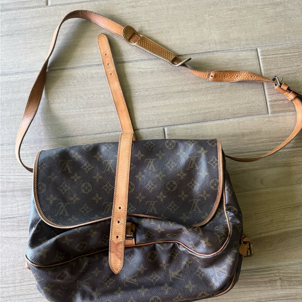 Louis Vuitton Monogram Canvas Messenger Bag with Tan Leather Trim - Picture 2 of 8